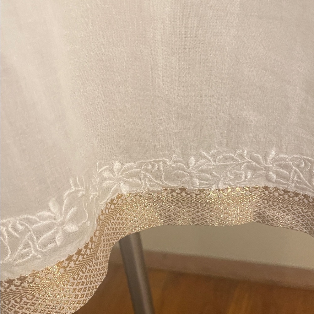 Ralph Lauren Linen V-Neck Elegant White Embroidered and Trimmed in Gold Top - Picture 6 of 10